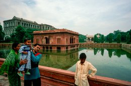 Architecture;-Bassin;-Bâtiment-colonial;-Delhi;-Enfant;-Famille;-Fort-rouge;-Grès-rouge;-Hayat-Bakhsh-Bagh;-Inde;-Kaleidos;-Kaleidos-images;-La-parole-à-limage;-Lal-Qila;-Moghols;-Patrimoine-de-lHumanité;-Pavillon;-Shah-Jahan;-Shahjahanabad;-Stories-Pictures;-Tarek-Charara;-UNESCO;-Vieux-Delhi;-Zafar-Mahal